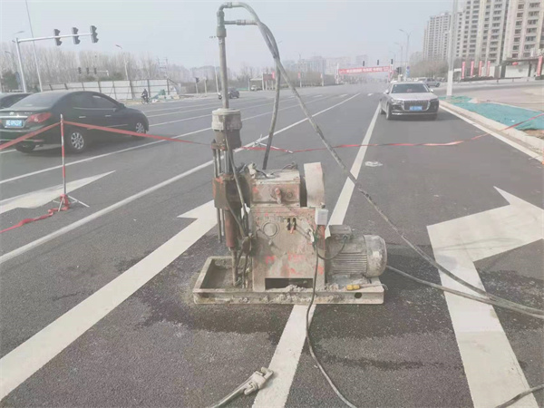 畅好乡公路路面下沉沉降开裂注浆加固施工